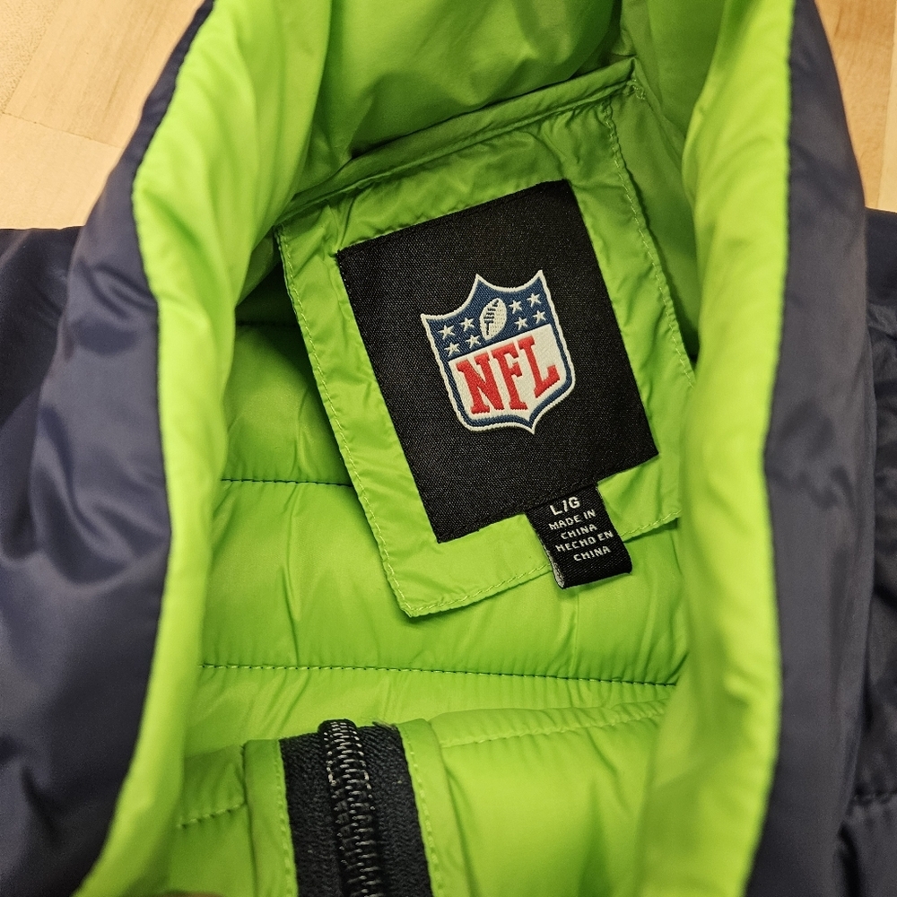 Men's or Women's Seattle Seahawks Puffy Vest Jacket Sz Large Lightly padded - Picture 5 of 7